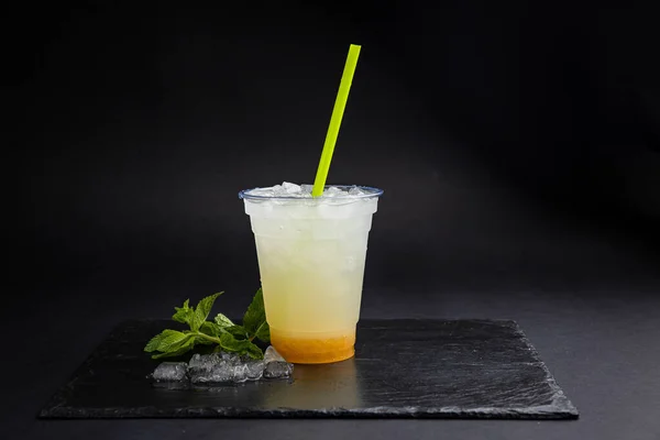 Siyah arka planda şeffaf gözlüklü limonatalar