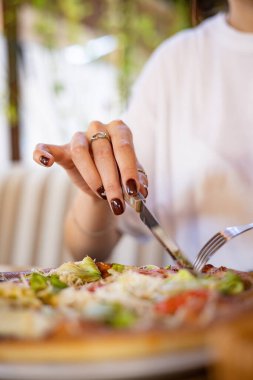 Restorandaki ahşap bir masada İtalyan pizzası.