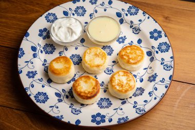 süzme peynir ve ekşi krema ile Pancakes