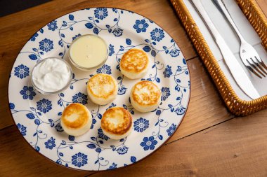 Ekşi kremalı ve peynirli krep.