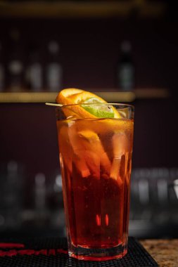 Bar mı? Meyveli limonata bir barmenin elinde.