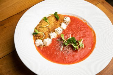 Gazpacho çorbası. Domatesli soğuk çorba, yağ, sebze