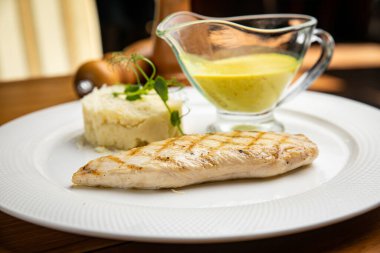 Izgara tavuk fileto. Restoranda.