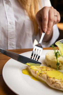 Izgara tavuk fileto. Restoranda.