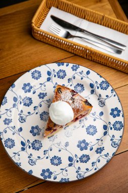 Tabağında dondurma olan vişneli kraker.