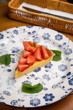 Restoranda bir tabakta çilekli tart.