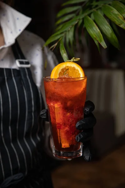 Bar Limonade Mit Früchten Den Händen Eines Barkeepers — Stockfoto