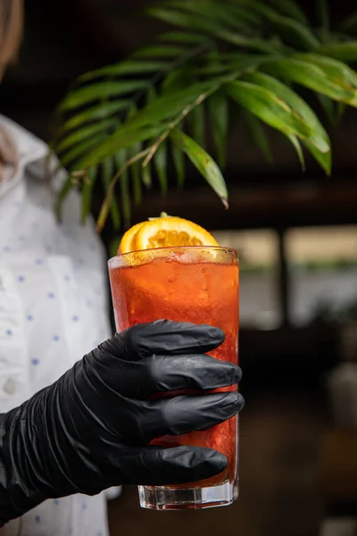 Bar Limonada Com Frutas Nas Mãos Barman — Fotografia de Stock