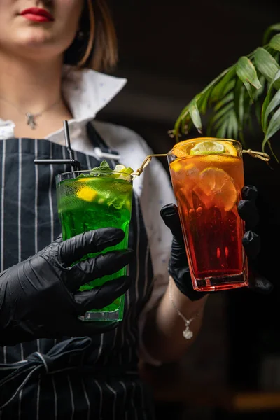 Bar Limonada Com Frutas Nas Mãos Barman — Fotografia de Stock