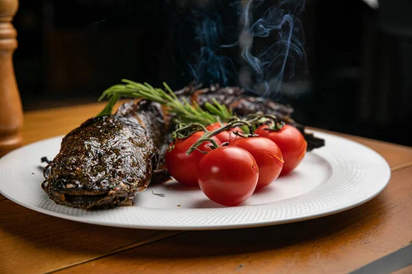 Fischgericht Mit Garnitur Auf Einem Teller Restaurant — Stockfoto