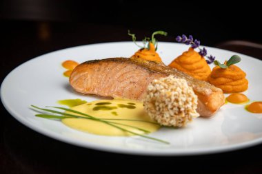 Tabakta garnitür olan balık tabağı.