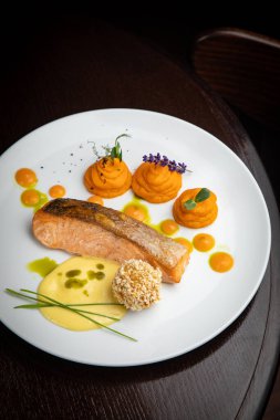 Tabakta garnitür olan balık tabağı.