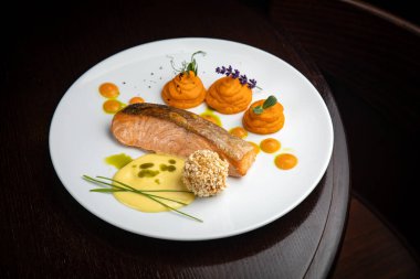 Tabakta garnitür olan balık tabağı.