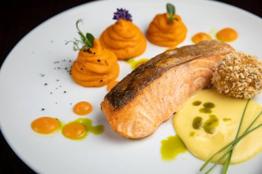 Tabakta garnitür olan balık tabağı.