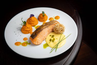 Tabakta garnitür olan balık tabağı.