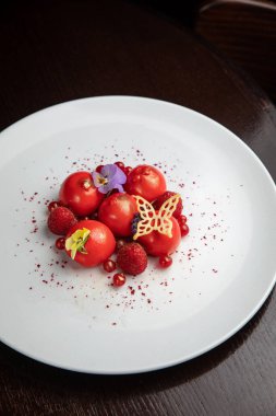 Pahalı bir restoranda kaz ciğeri ezmesi.