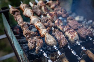 Lokantanın mutfağında ızgara var.