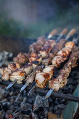 Lokantanın mutfağında ızgara var.