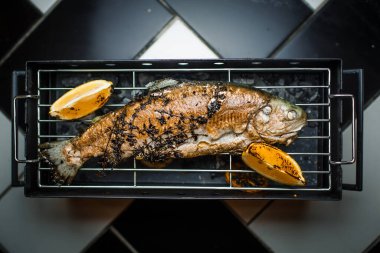 Restoranın mutfağında ızgara balık.