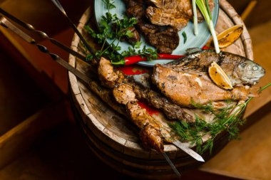 Lokantanın mutfağında ızgara var.