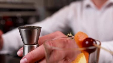 Bar tezgahında bardakta taze alkollü kokteyl..