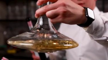 Bir bardak şarap ve arka planda bulanık ışıklar olan bir şişe ile elinizi kapatın, boşluğu kopyalayın