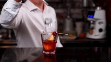 Bar tezgahında bardakta taze alkollü kokteyl..