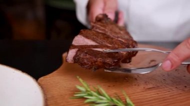 Lokanta mutfağında şef tarafından hazırlanmış ızgara et.