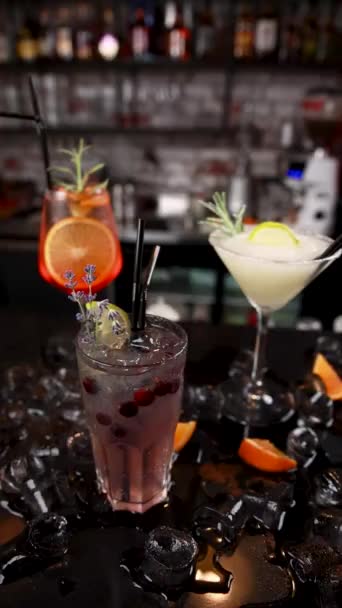 Zbliżenie Strzał Pyszne Świeże Koktajl Alkoholowy Szkle Ladzie Bar — Wideo stockowe