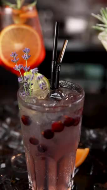 Крупним Планом Знімок Смачного Свіжого Алкогольного Коктейлю Склянці Барній Стійці — стокове відео