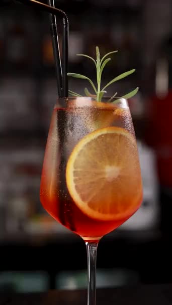 酒吧柜台上的玻璃杯中的美味新鲜酒精鸡尾酒近照 — 图库视频影像