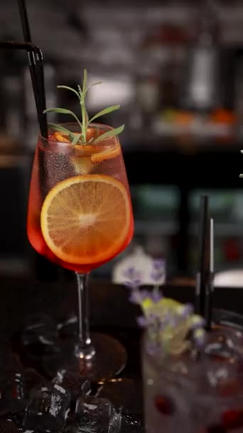 酒吧柜台上的玻璃杯中的美味新鲜酒精鸡尾酒近照 — 图库视频影像