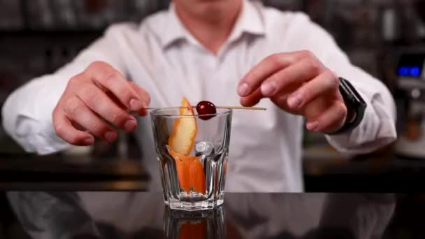 Close Shot Delicious Fresh Alcoholic Cocktail Glass Bar Counter — Stock Video