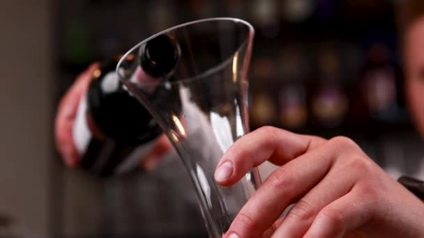 Tutup Tangan Dengan Segelas Anggur Dan Botol Dengan Lampu Kabur — Stok Video
