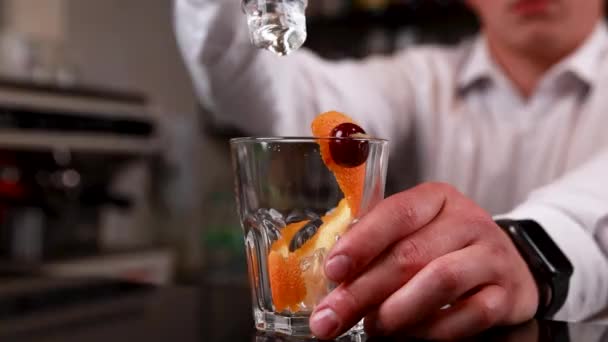 Primo Piano Colpo Delizioso Cocktail Alcolico Fresco Vetro Sul Bancone — Video Stock