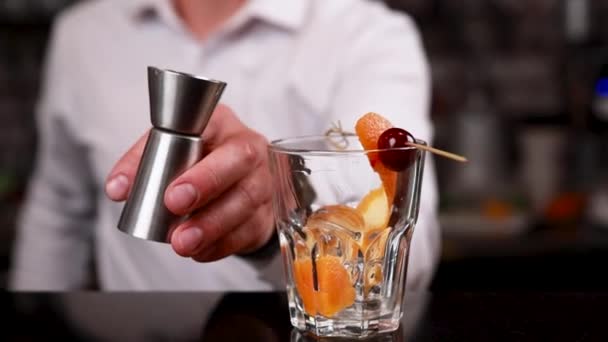 Close Shot Delicious Fresh Alcoholic Cocktail Glass Bar Counter — Stock Video