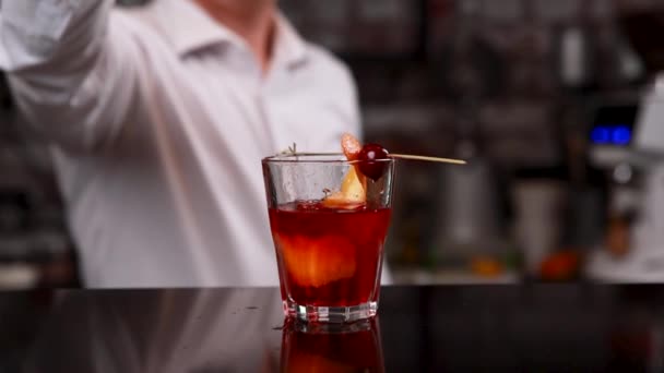 Close Shot Van Heerlijke Verse Alcoholische Cocktail Glas Bar Teller — Stockvideo