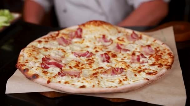 Närbild Pizza Med Läcker Pepperoni — Stockvideo