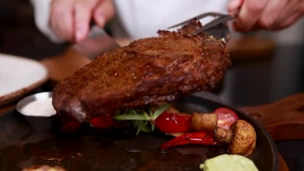 Grillat Kött Tillagat Kocken Restaurangköket — Stockvideo