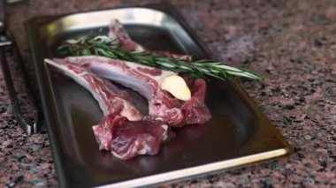 Şef mutfakta et kızartmaya hazırlanıyor.