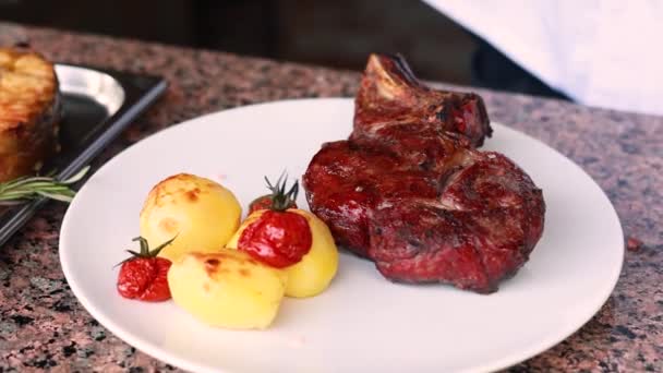 Grillowane Mięso Przygotowane Przez Szefa Kuchni Restauracji — Wideo stockowe