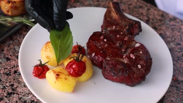 Grilované Maso Připravené Šéfkuchařem Kuchyni Restaurace — Stock video