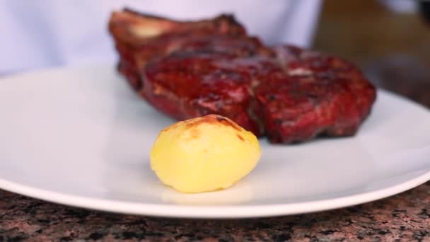 Carne Grelhada Preparada Pelo Chef Cozinha Restaurante — Vídeo de Stock