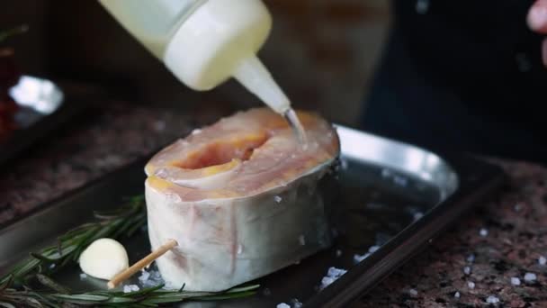 烤鱼是由餐馆厨房里的厨师准备的 — 图库视频影像