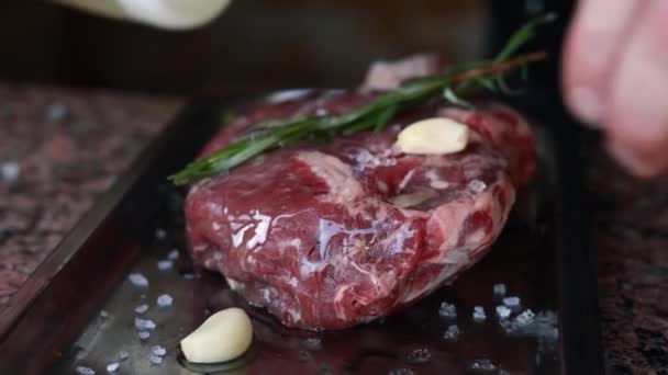 Шеф Повар Готовится Приготовлению Мяса Кухне — стоковое видео