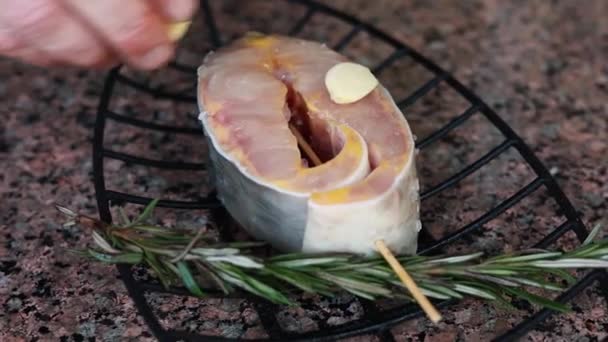 Grillowana Ryba Jest Przygotowywana Przez Szefa Kuchni Restauracji — Wideo stockowe