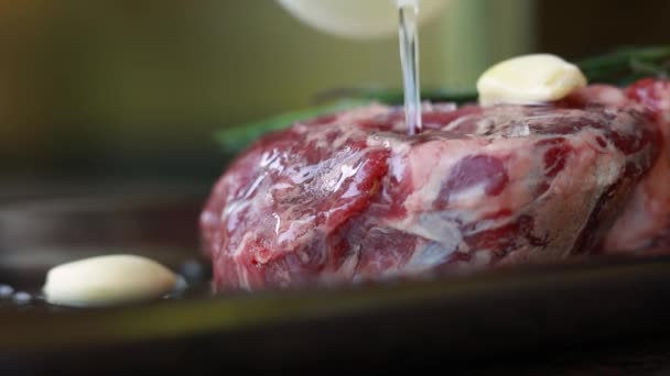 Koch Bereitet Sich Der Küche Auf Das Grillen Von Fleisch — Stockvideo