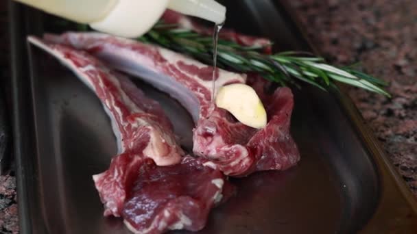 Шеф Повар Готовится Приготовлению Мяса Кухне — стоковое видео