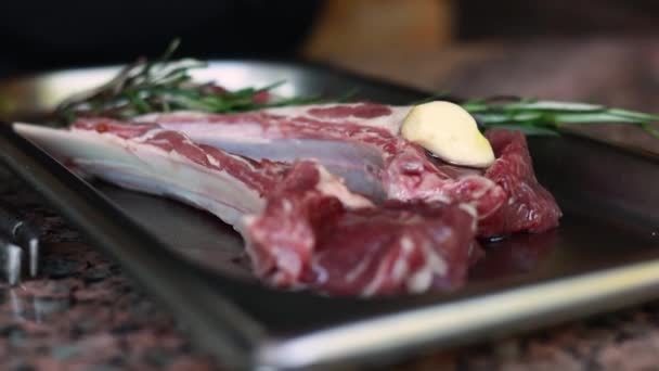 Chef Preparándose Para Asar Carne Cocina — Vídeo de stock