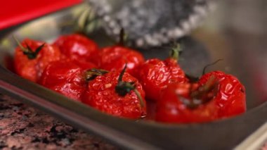 Şef mutfakta et kızartmaya hazırlanıyor.